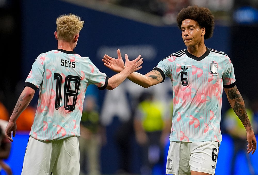 | Photo: AP/Mike Stewart : Belgiums Joaquin Seys (18) and Axel Witsel celebrate after defeating the United States in an international friendly soccer match in Atlanta. 