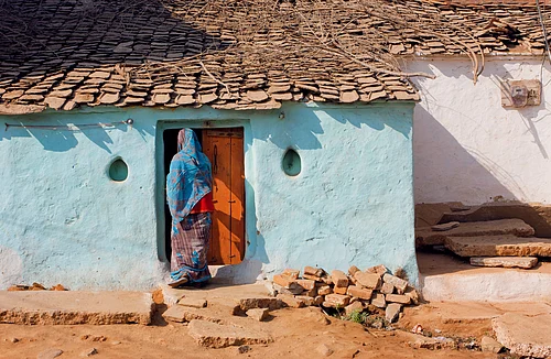 Shutterstcock : Representative Image of unorganised women workers. Suman Kamble’s murder in Mira Road was reported as a crime. But behind it lies a deeper story of sexual harassment at workplace and a system that failed to protect a domestic worker(s)