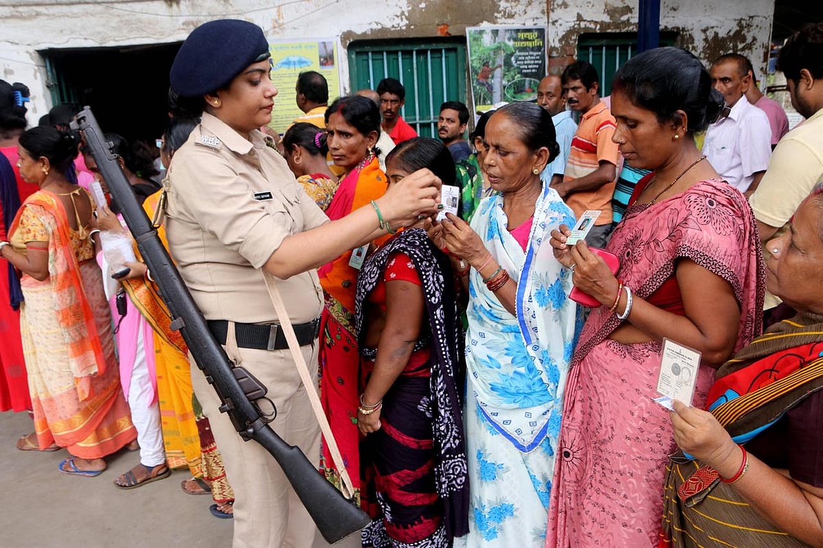 IMAGO / ABACAPRESS : Women voters in Bengal line up for the 2023 Panchayat Polls