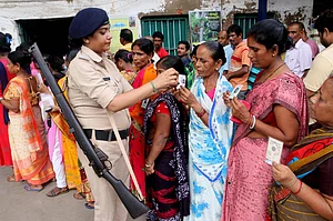IMAGO / ABACAPRESS : Women voters in Bengal line up for the 2023 Panchayat Polls