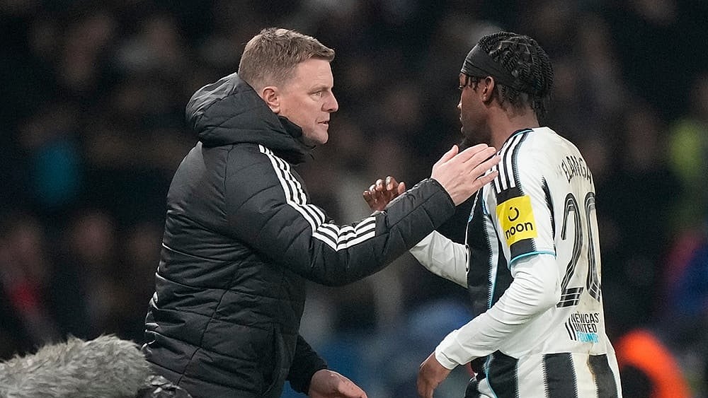 | Photo: AP/Michel Euler : Newcastle's coach Eddie Howe greets Newcastle's Anthony Elanga as he is substituted during a Champions League opening phase soccer match between Paris Saint-Germain and Newcastle in Paris.