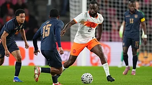 | Photo: AP/Peter Dejong : Ecuador's Pedro Vite guards Netherlands' Lutsharel Geertruida during a friendly soccer match between the Netherlands and Ecuador in Eindhoven, Netherlands, Tuesday, March 31, 2026.