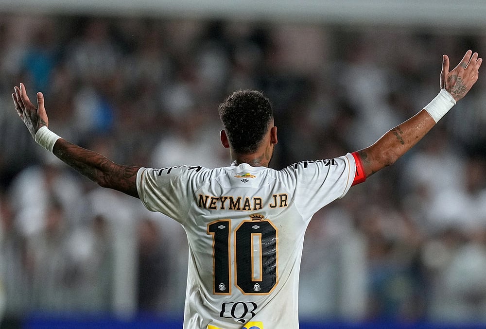 | Photo: AP/Andre Penner : Santos Neymar reacts during a Brazilian soccer league match against Remo in Santos, Brazil.