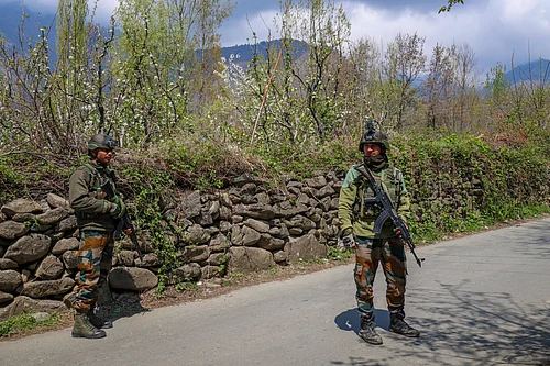 IMAGO / NurPhoto : Army soldiers guard a road leading to the site of a gun battle in Arihama, approximately 30 kilometers northeast of Srinagar, Jammu and Kashmir, on April 1, 2026.