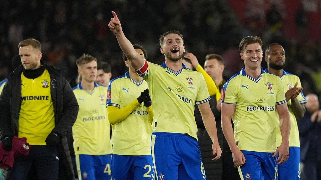 AP Photo/Dave Shopland : Southampton's team players celebrate after the English FA Cup quaterfinal soccer match between Southampton and Arsenal in Southampton, England, Saturday, April 4, 2026. 