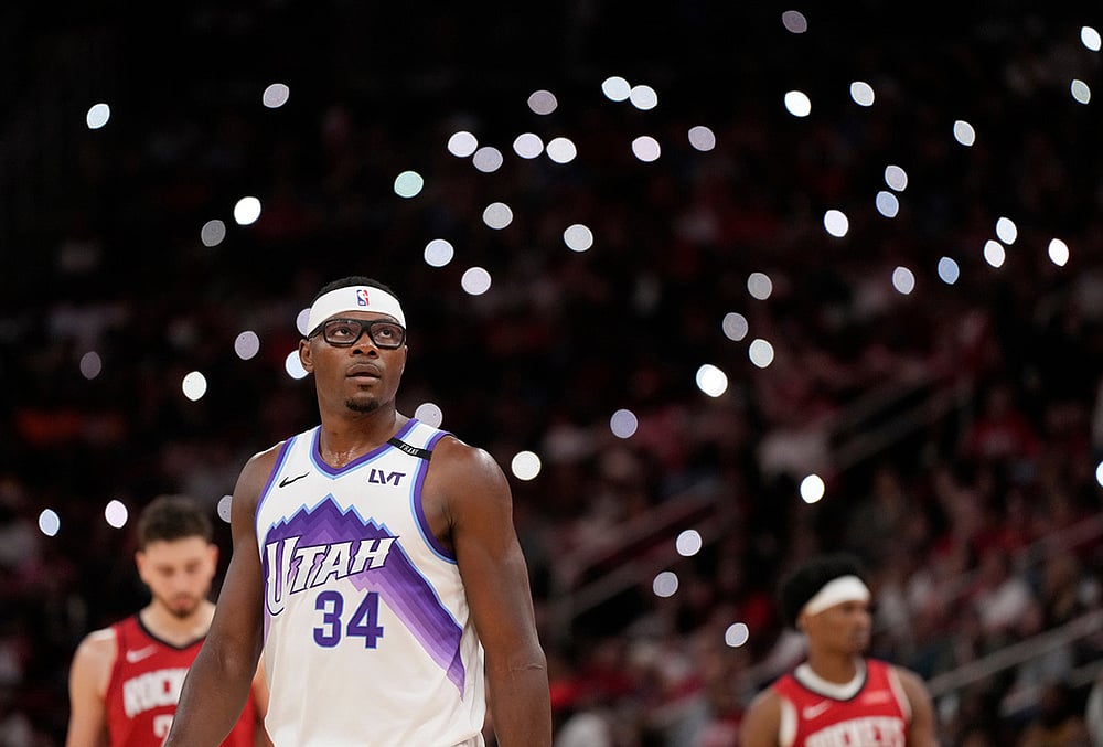 | Photo: AP/Karen Warren : Utah Jazz center Oscar Tshiebwe (34) walks on the court with fans holding up their cell phone flashlights during a timeout during the second half of an NBA basketball game against the Houston Rockets, in Houston.