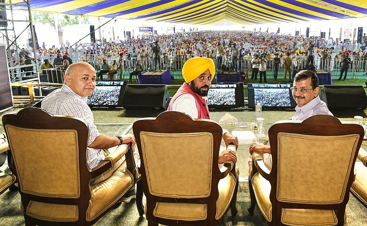ANI : Punjab Chief Minister Bhagwant Mann with AAP National Convener Arvind Kejriwal and AAP leader Manish Sisodia attend Sehat Kranti , in Fatehgarh Sahib Fatehgarh Sahib Punjab , Mar 28 (ANI): Punjab Chief Minister Bhagwant Mann with AAP National Convener Arvind Kejriwal and AAP leader Manish Sisodia during Sehat Kranti , in Fatehgarh Sahib on Saturday.