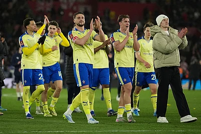 | Photo: AP/Dave Shopland : Southamptons team players celebrate after the English FA Cup quaterfinal soccer match between Southampton and Arsenal in Southampton, England.