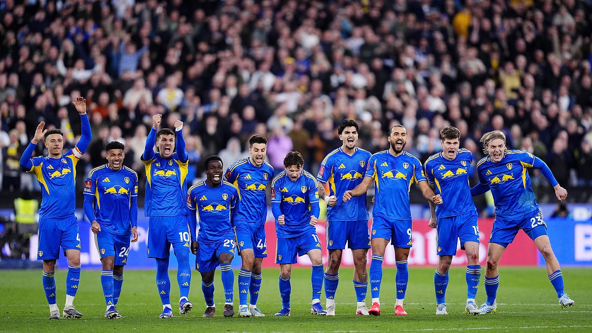 (John Walton/PA via AP) : Leeds United's Dominic Calvert-Lewin, third right, and teammates celebrate in the penalty shoot-out during the English FA Cup quarterfinal soccer match between West Ham United and Leeds United, in London, Sunday April 5, 2026.