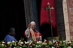AP/Alessandra Tarantino : Pope Leo XIV addresses the faithful after delivering the Urbi et Orbi blessing - Latin for to the city of Rome and to the world - from the central loggia of St. Peters Basilica at the end of Easter Mass he presided over in St. Peters Square at the Vatican, Sunday, April 5, 2026.