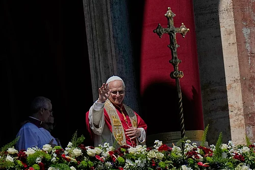 AP/Alessandra Tarantino : Pope Leo XIV addresses the faithful after delivering the Urbi et Orbi blessing - Latin for to the city of Rome and to the world - from the central loggia of St. Peters Basilica at the end of Easter Mass he presided over in St. Peters Square at the Vatican, Sunday, April 5, 2026.