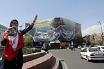 IMAGO / Anadolu Agency : A general view of the giant banner hung Enqelab Square that reads, The Strait of Hormuz will remain closed; the entire Persian Gulf is our hunting ground, as daily life continues in Tehran, Iran on April 05, 2026.