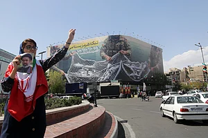 IMAGO / Anadolu Agency : A general view of the giant banner hung Enqelab Square that reads, The Strait of Hormuz will remain closed; the entire Persian Gulf is our hunting ground, as daily life continues in Tehran, Iran on April 05, 2026.
