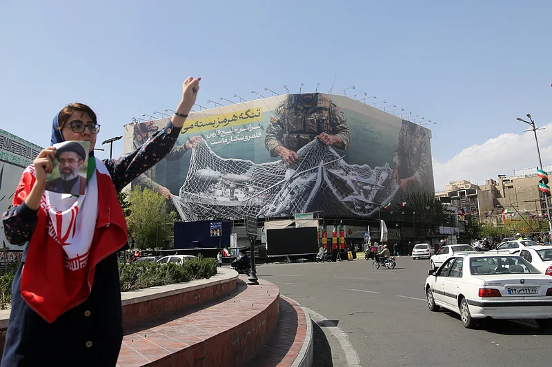 IMAGO / Anadolu Agency : A general view of the giant banner hung Enqelab Square that reads,