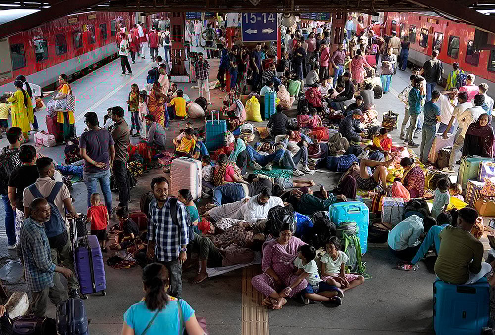 | Photo: Suresh K Pandey/Outlook : Large crowds occupy the New Delhi Railway Station platform, as passengers sit, rest, and wait amid a heavy rush of many going back to their native states due to the LPG crisis.