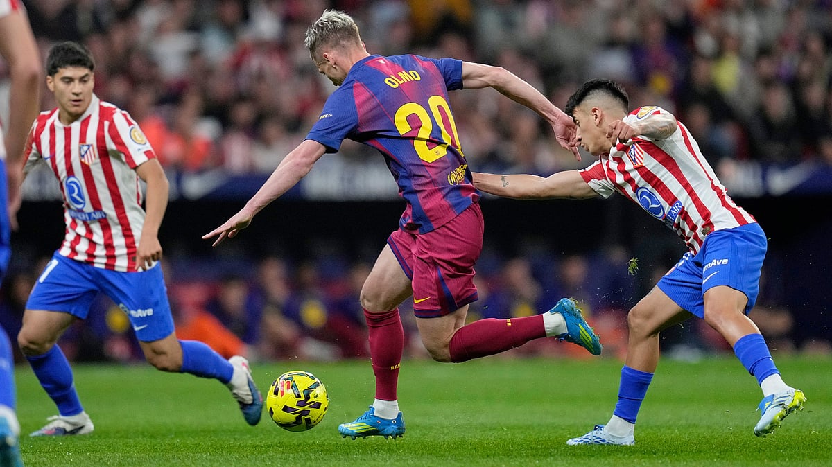 | Photo: AP/Bernat Armangue : Barcelona's Dani Olmo, center, defends the ball, from Atletico Madrid's Thiago Almada during a La Liga soccer match between Atletico Madrid and Barcelona in Madrid, Spain, Saturday, April 4, 2026.
