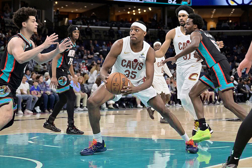 | Photo: AP/Brandon Dill : Cleveland Cavaliers forward Naeqwan Tomlin (35) handles the ball between Memphis Grizzlies guard Walter Clayton Jr., left, and forward Toby Okani (5) in the first half of an NBA basketball game in Memphis, Tenn.
