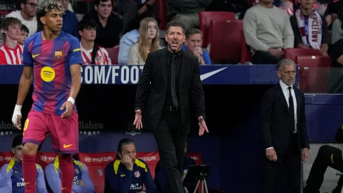 | Photo: AP/Bernat Armangue : Atletico Madrids head coach Diego Simeone, reacts as he watches his players from the dugout during a La Liga soccer match between Atletico Madrid and Barcelona in Madrid, Spain, Saturday, April 4, 2026.