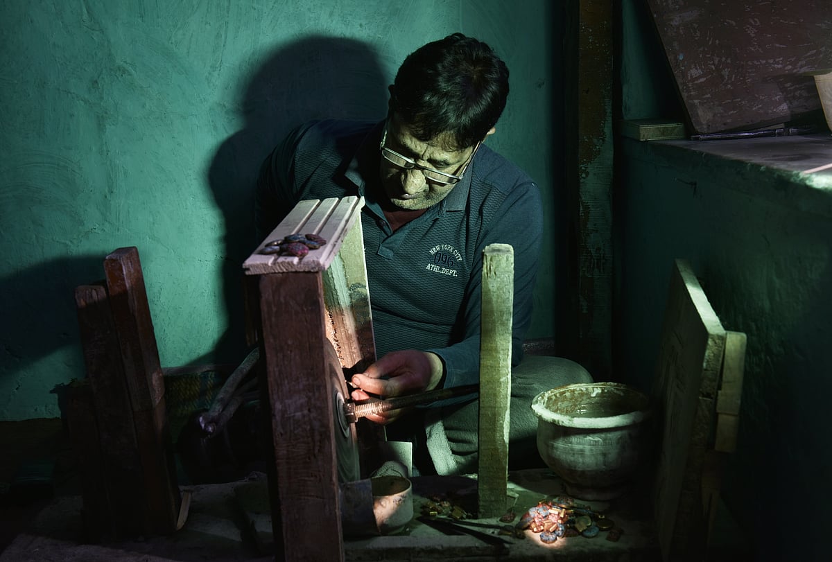 Yasir Iqbal : Mohammad Hanif Kashmiri handicraft worker in his workstation