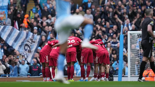 | Photo: AP/Jon Super : Liverpool players huddle before the FA Cup quarter-final soccer match between Manchester City and Liverpool in Manchester, England, Saturday, April 4, 2026.