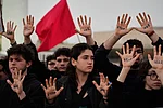 MAYA LEVIN : People raise their hands during a protest calling for an end to the war in Tel Aviv, Israel, Saturday, April 4, 2026.
Source: AP