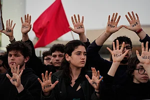 MAYA LEVIN : People raise their hands during a protest calling for an end to the war in Tel Aviv, Israel, Saturday, April 4, 2026.
Source: AP
