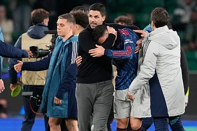 | Photo: AP/Armando Franca : Arsenals manager Mikel Arteta hugs with Arsenals Gabriel Martinelli after the Champions League quarterfinals, first leg, soccer match between Sporting CP and Arsenal, in Lisbon.