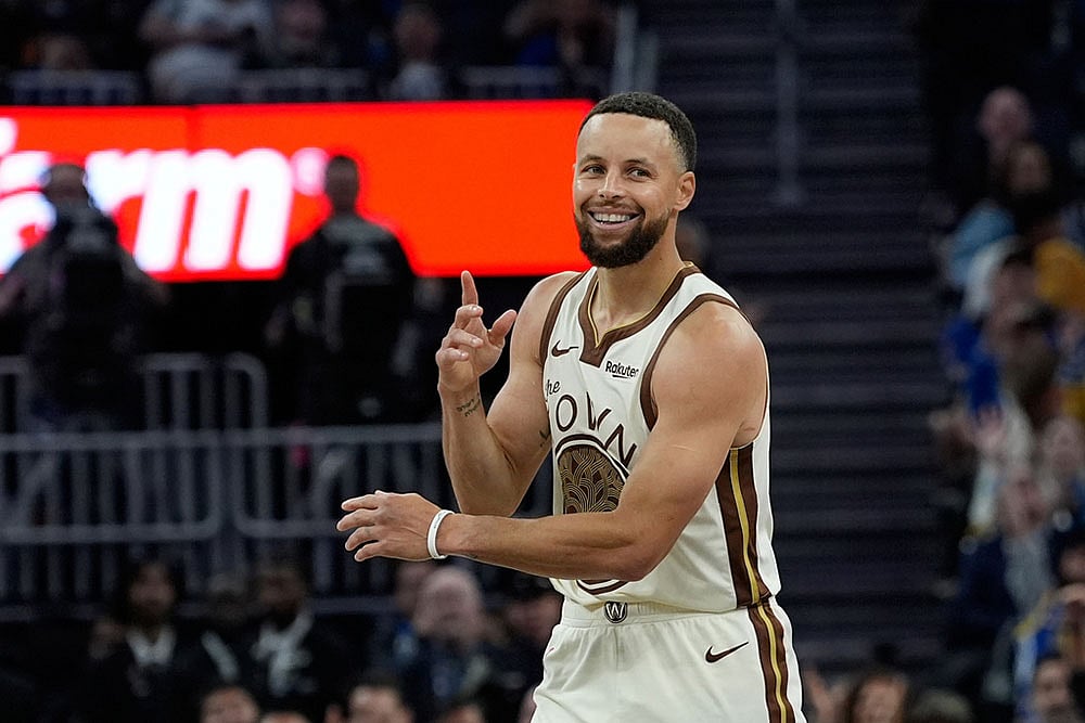 | Photo: AP/Godofredo A. Vásquez : Golden State Warriors guard Stephen Curry reacts after making a 3-point basket during the second half of an NBA basketball game against the Sacramento Kings in San Francisco.