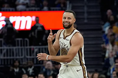 | Photo: AP/Godofredo A. Vásquez : Golden State Warriors guard Stephen Curry reacts after making a 3-point basket during the second half of an NBA basketball game against the Sacramento Kings in San Francisco.