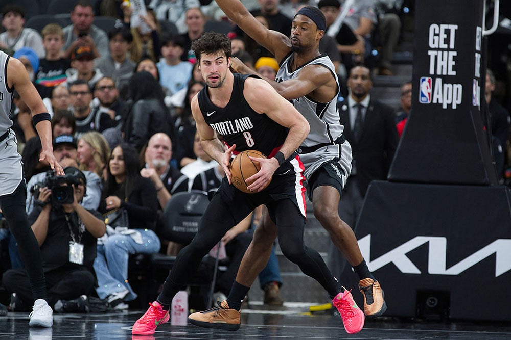| Photo: AP/Darren Abate : Portland Trail Blazers forward Deni Avdija (8) tangles with San Antonio Spurs forward Harrison Barnes during the second half of an NBA basketball game in San Antonio.