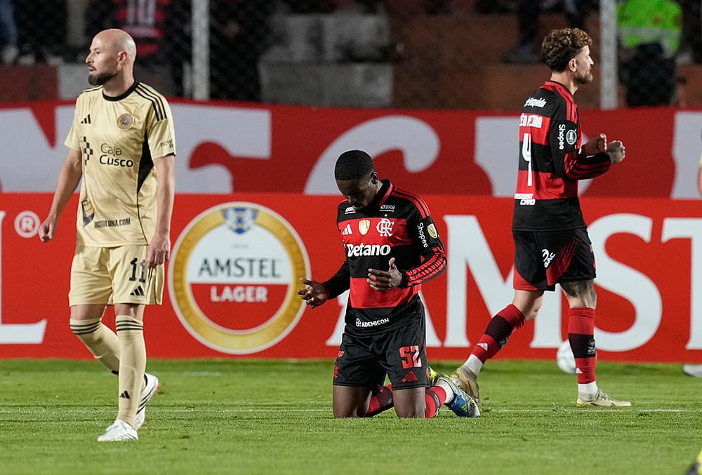 | Photo: AP/Martin Mejia : Evertton Araujo of Brazils Flamengo, center, celebrates after defeating Perus Cusco FC at the end of a Copa Libertadores Group A soccer match in Cuzco, Peru.