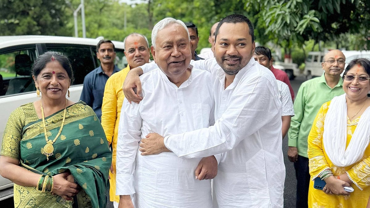 IMAGO / Hindustan Times | Representative Image : Bihar Chief Minister Nitish Kumar with his son Nishant Kumar on Nishants birth day at 1, Anne Marg on July 20, 2025 in Patna, India