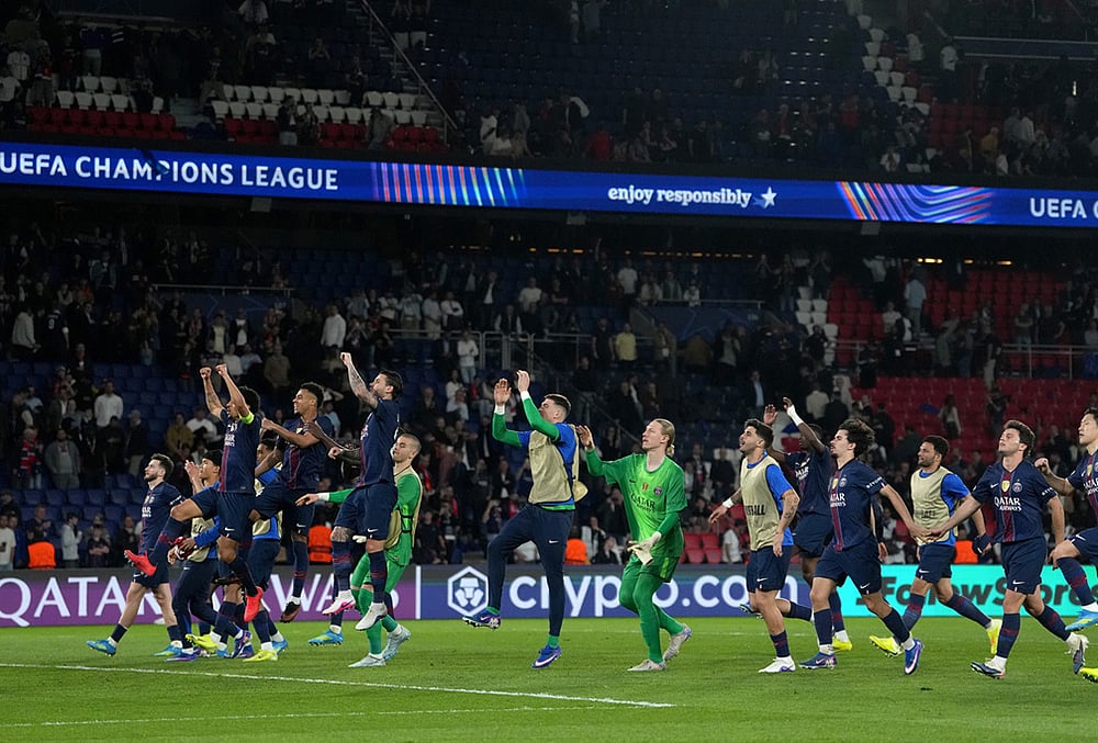 | Photo: AP/Thibault Camus : PSG players celebrate at the end of the Champions League quarterfinal first leg soccer match between Paris Saint-Germain and Liverpool in Paris.
