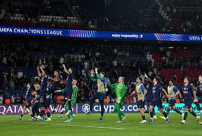 | Photo: AP/Thibault Camus : PSG players celebrate at the end of the Champions League quarterfinal first leg soccer match between Paris Saint-Germain and Liverpool in Paris.