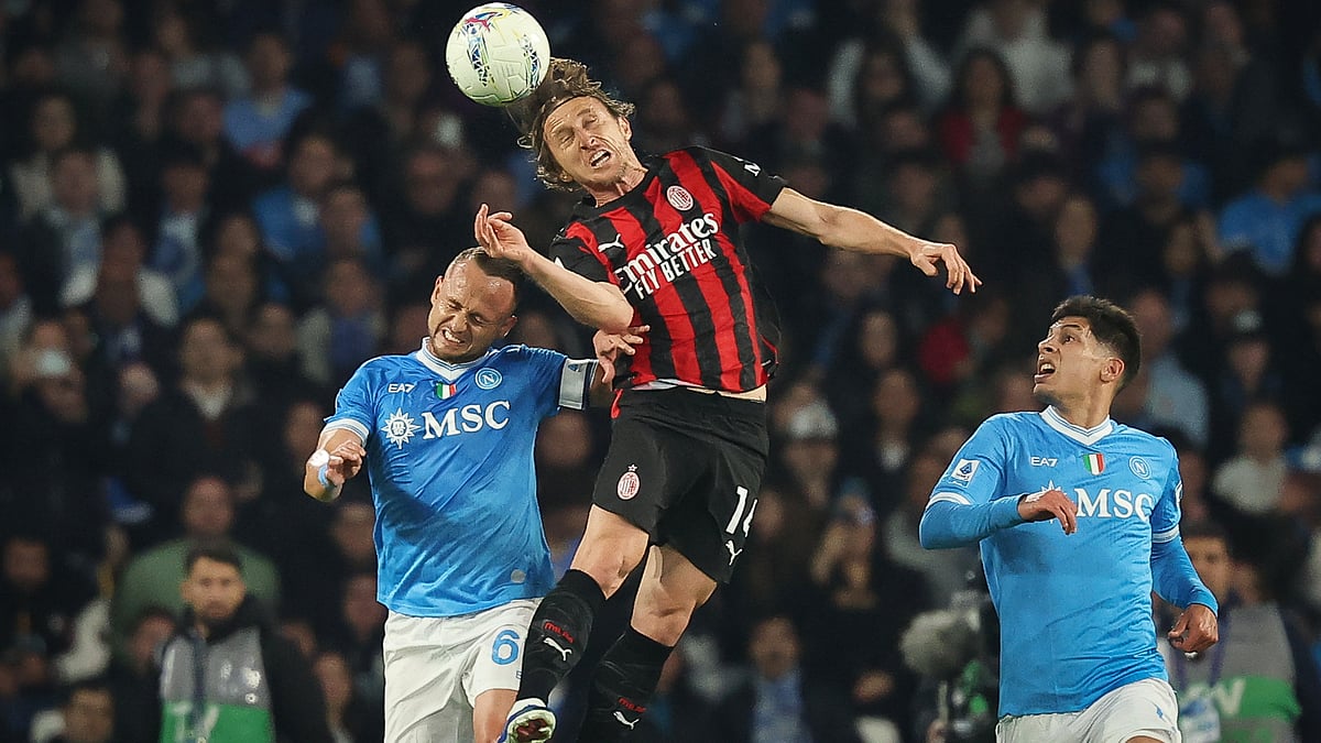 | Photo: LaPresse/Alessandro Garofalo via AP : AC Milan's Luka Modric, center, and Napoli's Stanislav Lobotka battle for a header during the Italian Serie A soccer match between Napoli and Milan in Naples, Italy, Monday, April 6, 2026.