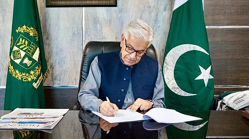 IMAGO / Newscom World : Pakistan Defence Minister Khawaja Asif
