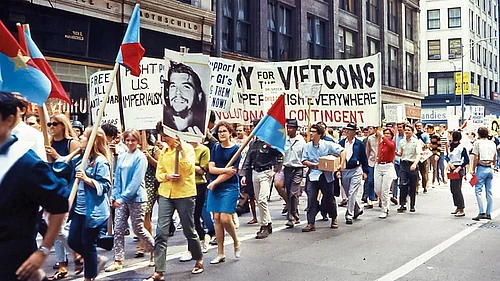 | Photo: Wikimedia Commons : Get Out of Vietnam: Anti-war March by students in Chicago as the city was preparing to host the Democratic National Convention in August, 1968