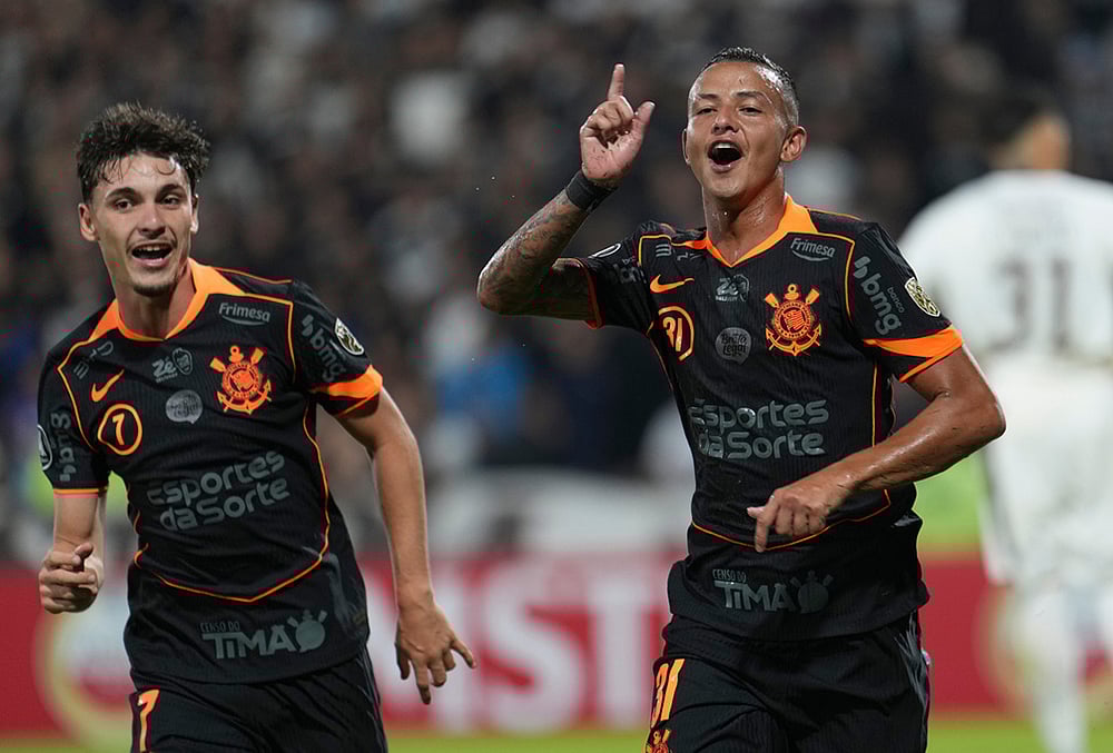 | Photo: AP/Rodrigo Abd : Kayke Ferrari of Brazils Corinthians, right, celebrates scoring his sides opening goal against Argentinas Platense during a Copa Libertadores Group E soccer match in Buenos Aires, Argentina.