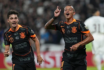 | Photo: AP/Rodrigo Abd : Kayke Ferrari of Brazils Corinthians, right, celebrates scoring his sides opening goal against Argentinas Platense during a Copa Libertadores Group E soccer match in Buenos Aires, Argentina.
