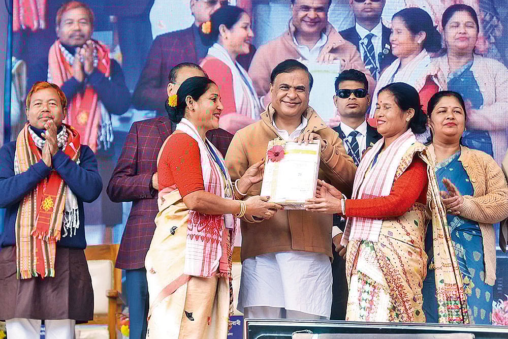 | Courtesy: X : Assam Chief Minister Himanta Biswa Sarma distributes Rs 10,000 to women the under Mukhyamantri Mahila Udyamita Abhiyaan