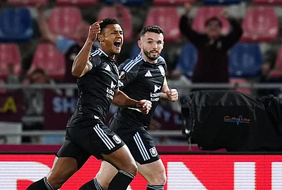 | Photo: Massimo Paolone/LaPresse via AP : Aston Villas Ollie Watkins, left, celebrates scoring during the Europa League soccer match between Bologna and Aston Villa in Bologna, Italy.