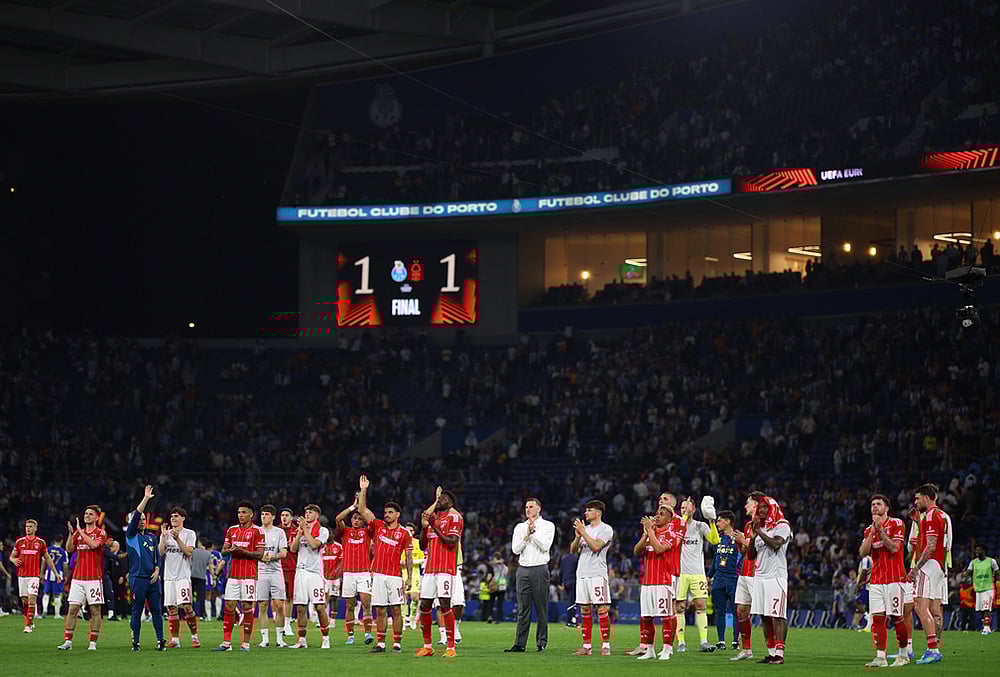 | Photo: AP/Luis Vieira : Nottingham Forest players applaud the fans at the end of the Europa League quarterfinals, first leg, soccer match between FC Porto and Nottingham Forest in Porto, Portugal.