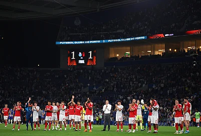 | Photo: AP/Luis Vieira : Nottingham Forest players applaud the fans at the end of the Europa League quarterfinals, first leg, soccer match between FC Porto and Nottingham Forest in Porto, Portugal.