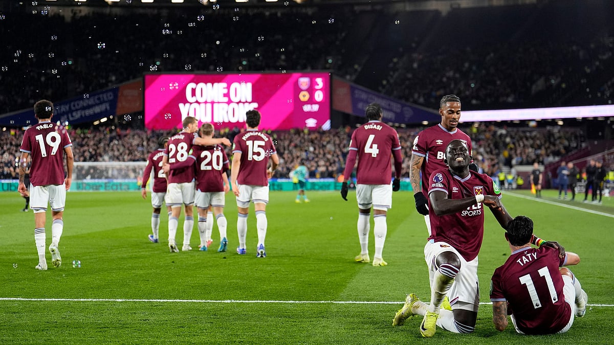| Photo: AP/Jordan Pettitt : West Ham United's Taty Castellanos, bottom right, celebrates scoring with teammates during their English Premier League soccer match against Wolverhampton Wanderers in London, Friday, April 10, 2026.