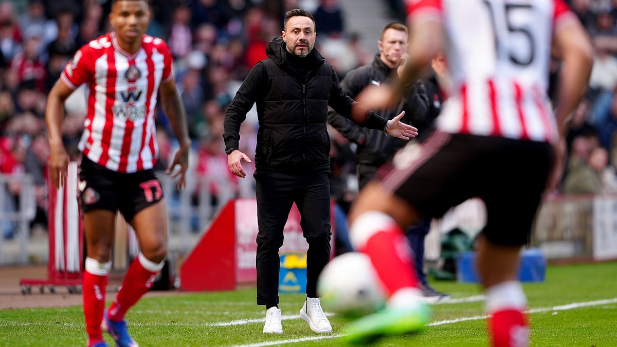 | Photo: AP/Owen Humphreys : Tottenham Hotspur manager Roberto De Zerbi gives instructions during the Premier League soccer match between Sunderland and Tottenham Hotspur, in Sunderland, England, Sunday April 12, 2026. 