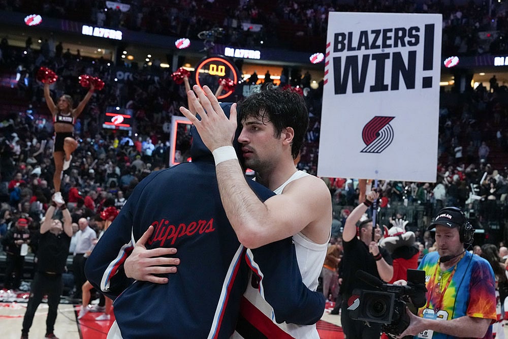 | Photo: AP/Jenny Kane : Portland Trail Blazers forward Deni Avdija, center right, greets Los Angeles Clippers players after an NBA basketball game in Portland, Ore.