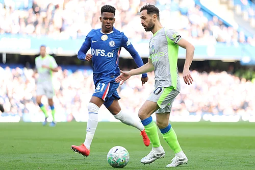 | Photo: AP/Ian Walton : Chelseas Estevao guards Manchester Citys Bernardo Silva during the Premier League soccer match between Chelsea and Manchester City in London, Sunday, April 12, 2026.