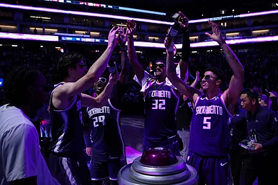 | Photo: AP/Scott Marshall : Sacramento Kings center Maxime Raynaud (42), Daeqwon Plowden (29), Dylan Cardwell (32) and Nique Clifford (5) light the beam after the Kings victory over the Golden State Warriors in an NBA basketball game in Sacramento, Calif.