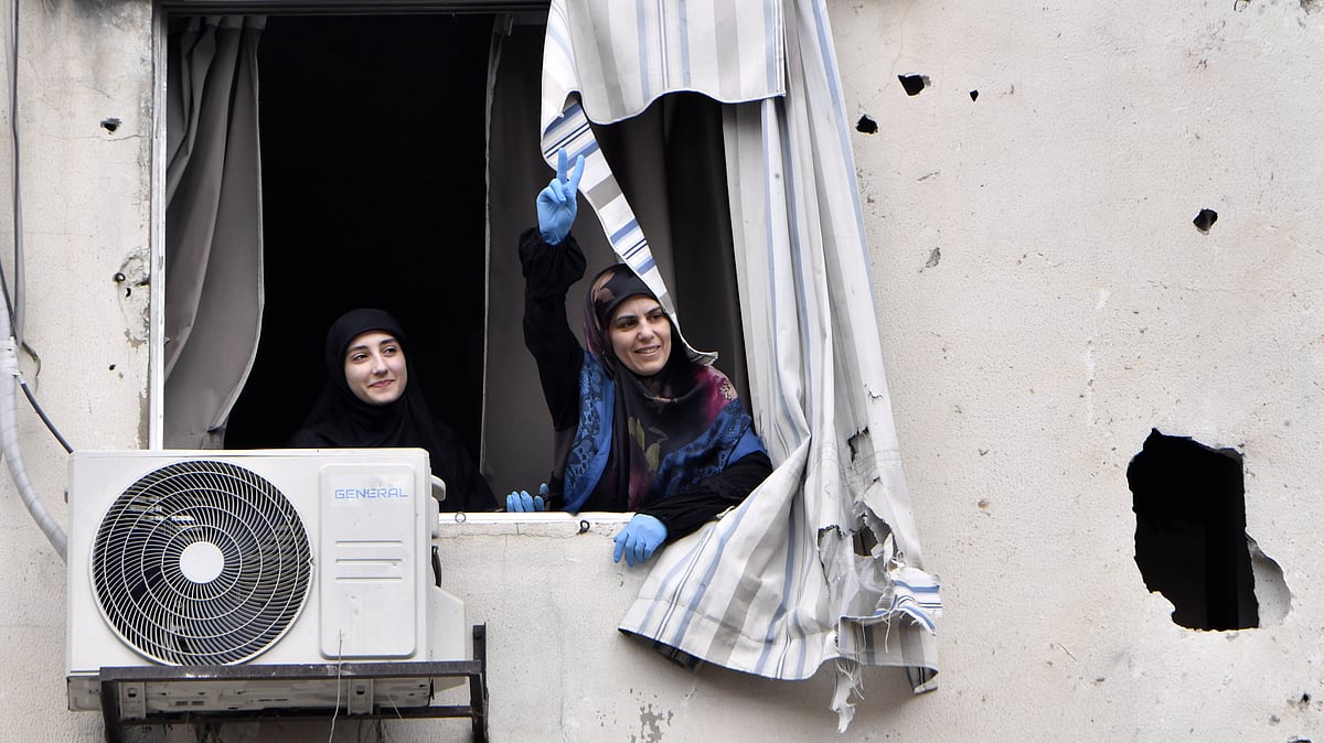 Photo: IMAGO / Anadolu Agency : A woman makes peace sign as relief efforts and debris removal continues after Israeli attacks in Dahieh district of Beirut, Lebanon.