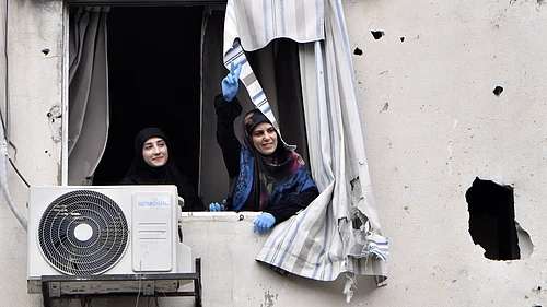 Photo: IMAGO / Anadolu Agency : A woman makes peace sign as relief efforts and debris removal continues after Israeli attacks in Dahieh district of Beirut, Lebanon.